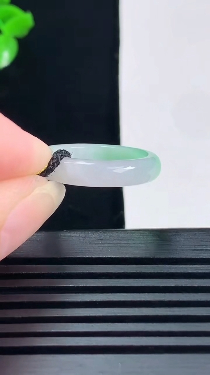 天然A货翡翠玉指环 戒指，尺寸17-4.2-2.8 重量:2.32g2026年6月15日
工厂直销收藏佳品,种好水足，色泽均匀，有种有色，上手高大气！