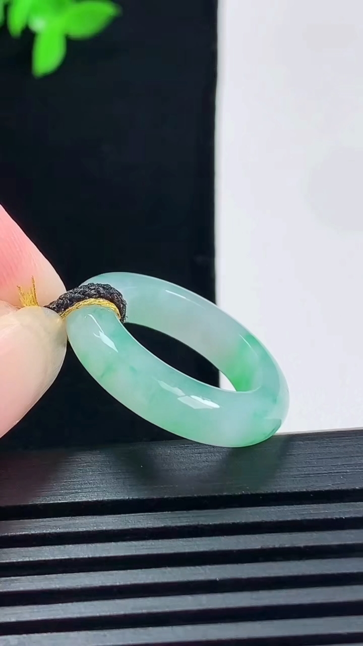 天然A货翡翠玉指环 戒指，尺寸16.5-5-3.6 重量:3.59g2026年6月15日
工厂直销收藏佳品,种好水足，色泽均匀，有种有色，上手高大气！