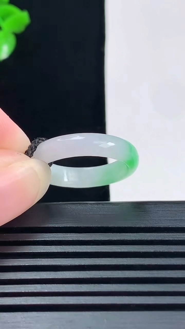 天然A货翡翠玉指环 戒指，尺寸17-4.2-2.8 重量:2.32g2026年6月15日
工厂直销收藏佳品,种好水足，色泽均匀，有种有色，上手高大气！