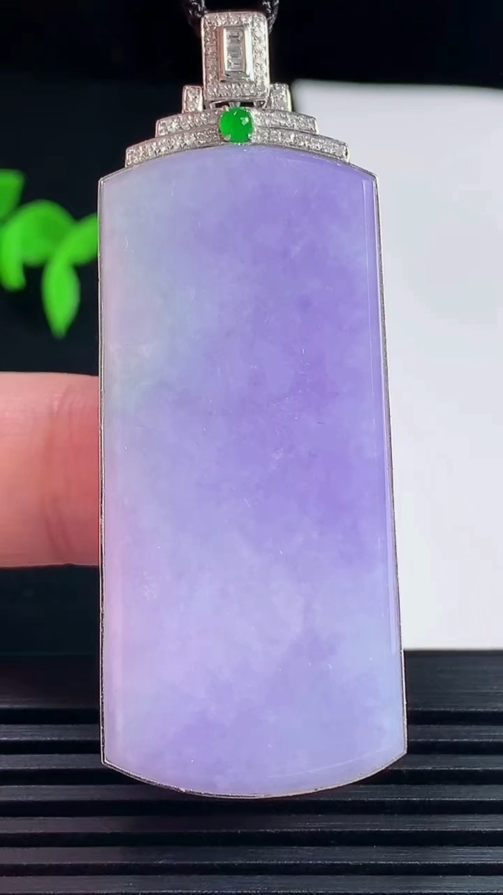 天然A货翡翠18k金紫罗兰无事牌吊坠，尺寸57.8-47.2-21.7-7.8 重量:27.28g
