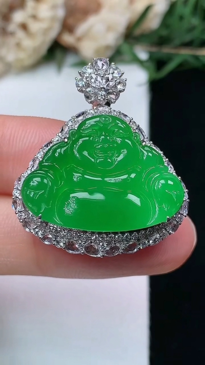 天然A货翡翠佛公吊坠，尺寸30.8-26.2-10.6，裸石17-23.3，重量:7.00g
6月15日