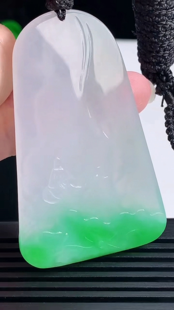 天然A货翡翠大势至菩萨吊坠，尺寸60.5-38.5-5 重量:25.87g
6月15日