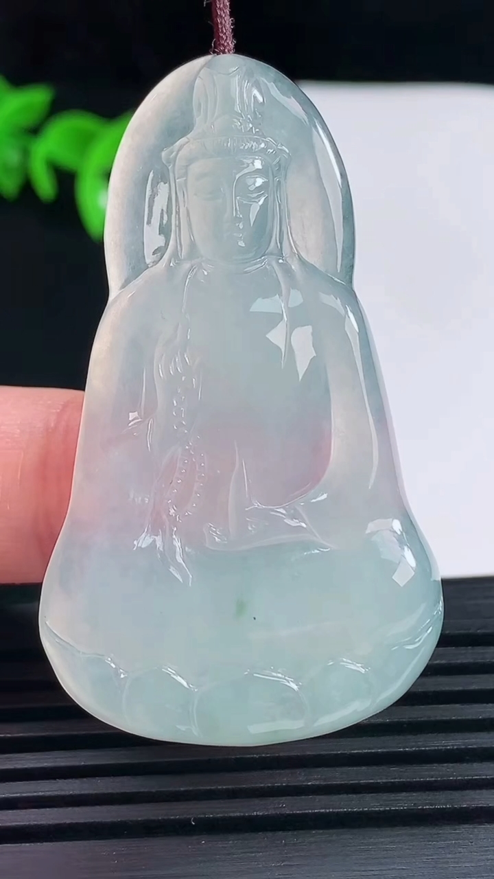 天然A货翡翠冰种飘花素衣观音菩萨吊坠，尺寸51.4-30.2-4.3重量:13.09g
6月15日