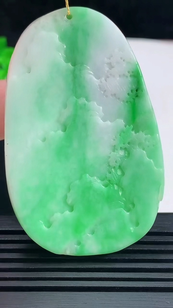 天然A货翡翠山水牌吊坠，尺寸61.6-40-7.8重量:40.10g
6月15日
