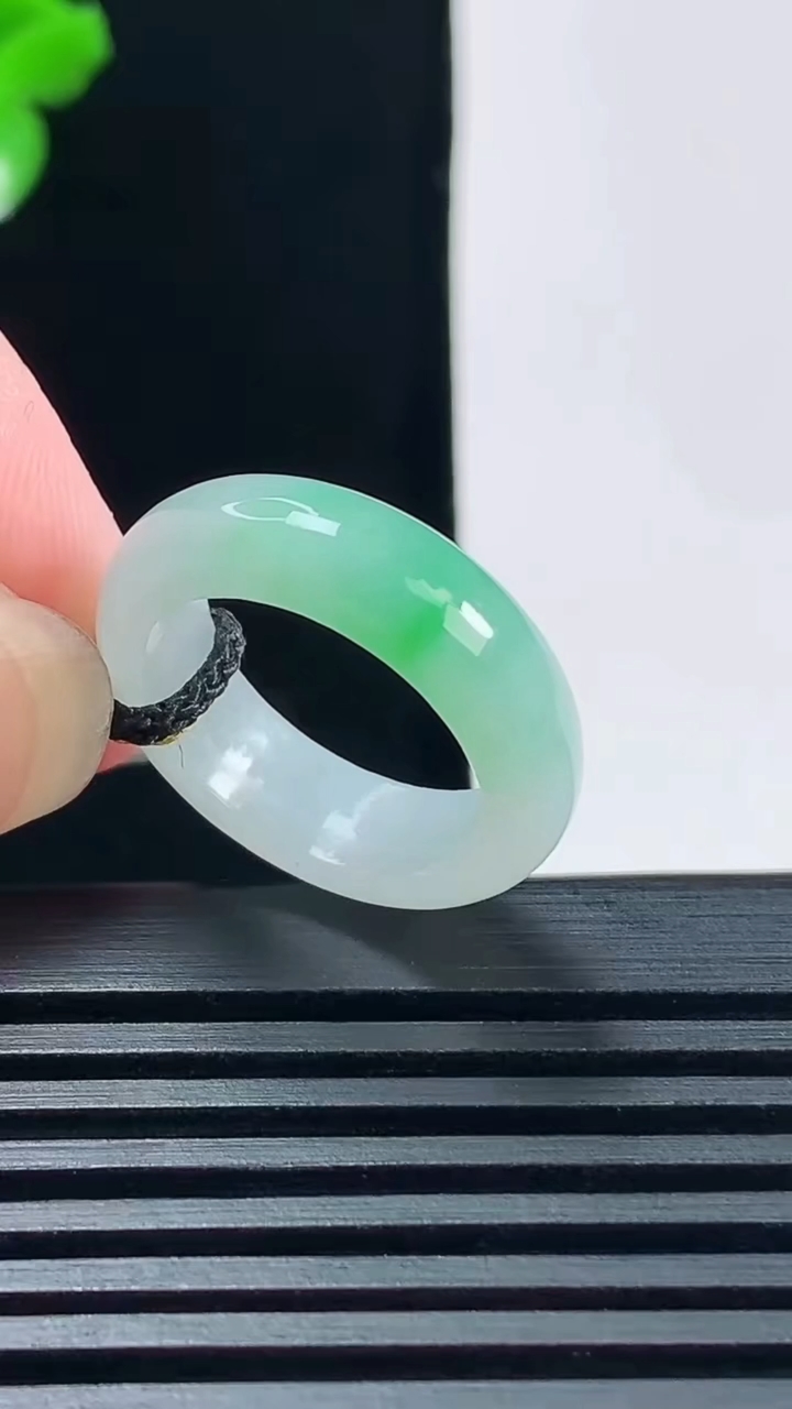 天然A货翡翠玉指环 戒指，尺寸16-5.7-3重量:3.32g2026年6月15日
工厂直销收藏佳品,种好水足，色泽均匀，有种有色，上手高大气！