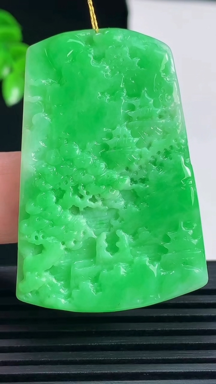 天然A货翡翠山水牌吊坠，尺寸45.7-30.7-3.2 重量:10.21g
6月15日