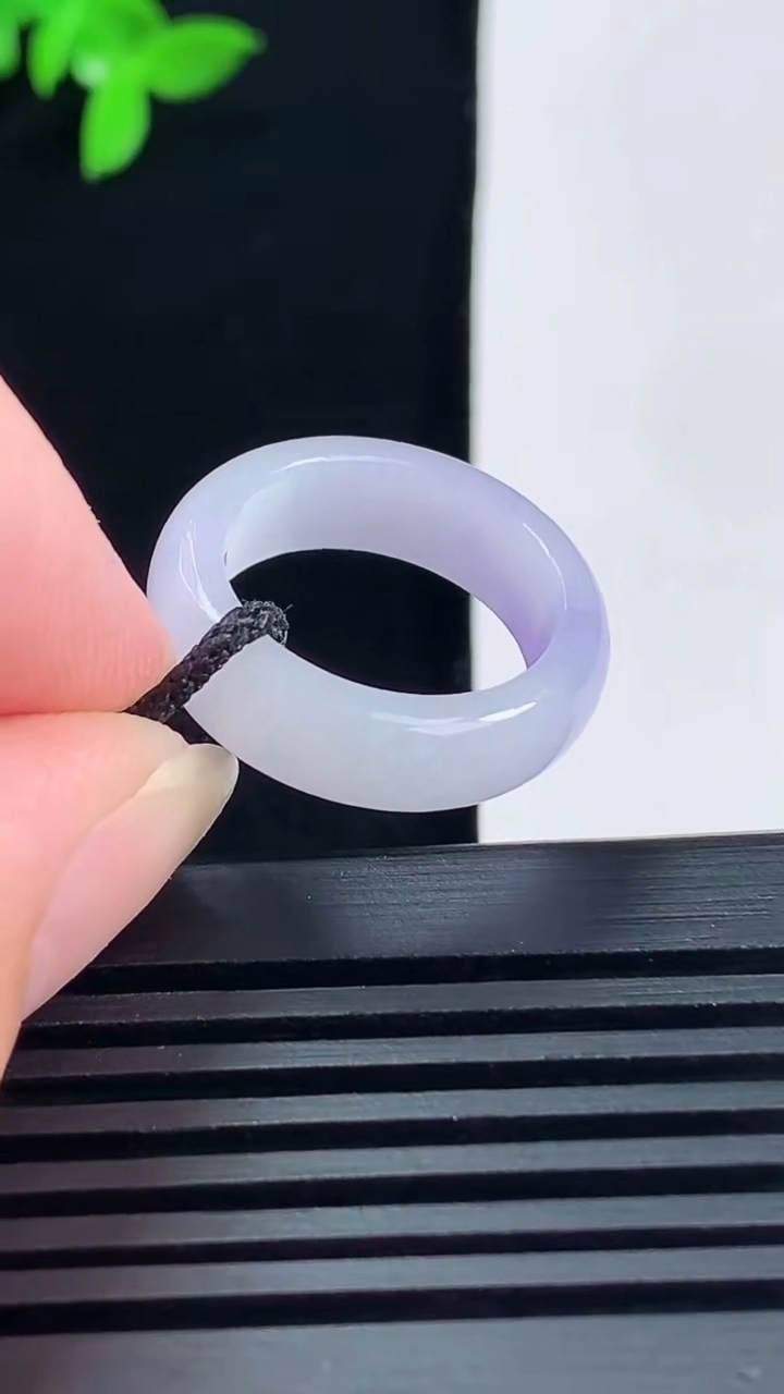 天然A货翡翠紫罗兰玉指环 戒指，尺寸15.8-5.6-3 重量:3.14g2026年6月15日
工厂直销收藏佳品,种好水足，色泽均匀，有种有色，上手高大气！