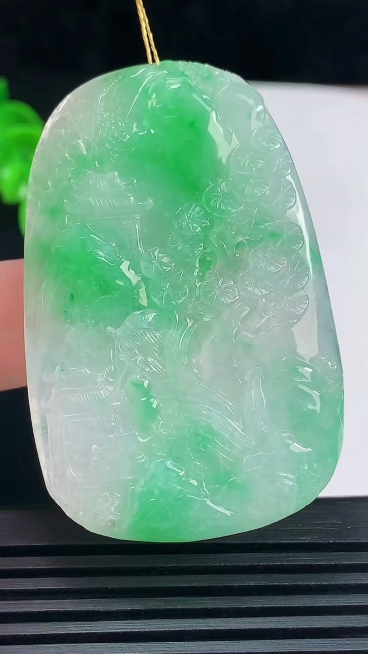 天然A货翡翠山水牌吊坠，尺寸54.8-36.2-5.8 重量:25.53g
6月15日