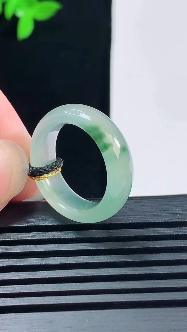 天然A货翡翠冰种飘花玉指环 戒指，尺寸16.2-5.8-3.2 重量:3.31g2026年6月15日