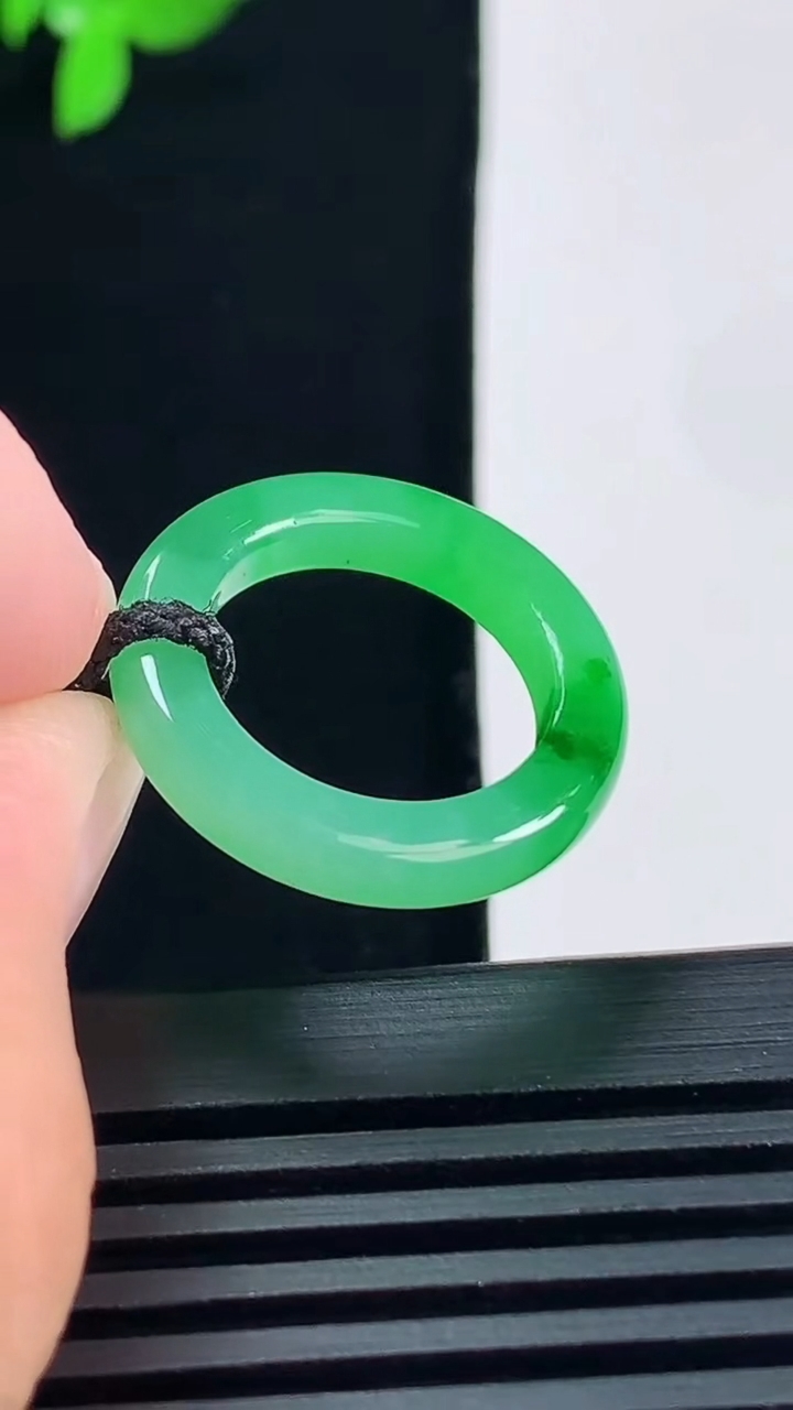 天然A货翡翠玉指环 戒指，尺寸14.8-3.5-3.5 重量:2.26g2026年6月15日
工厂直销收藏佳品,种好水足，色泽均匀，有种有色，上手高大气！
