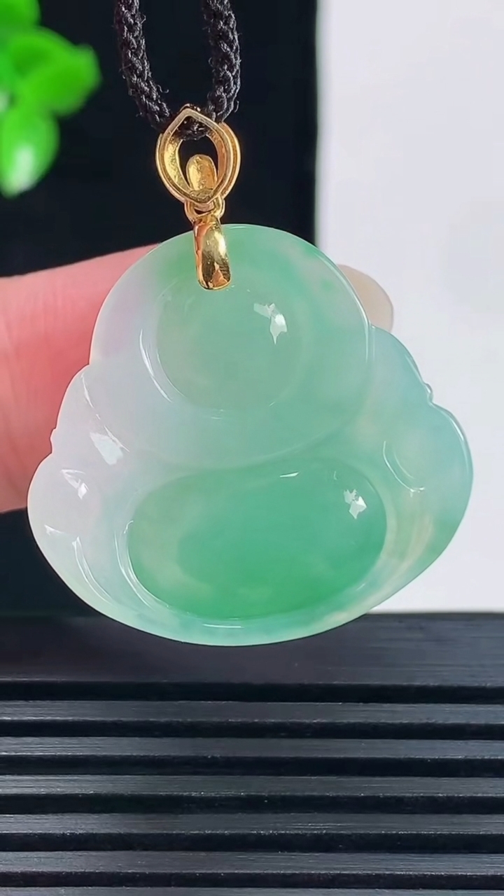 天然A货翡翠佛公吊坠，尺寸24.8-26.7-6.7 重量:7.13g
6月15日