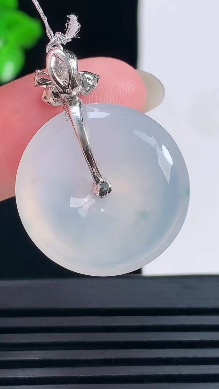 天然A货翡翠种飘花平安扣吊坠，尺寸22.8-6.1重量:7.33g
6月15日