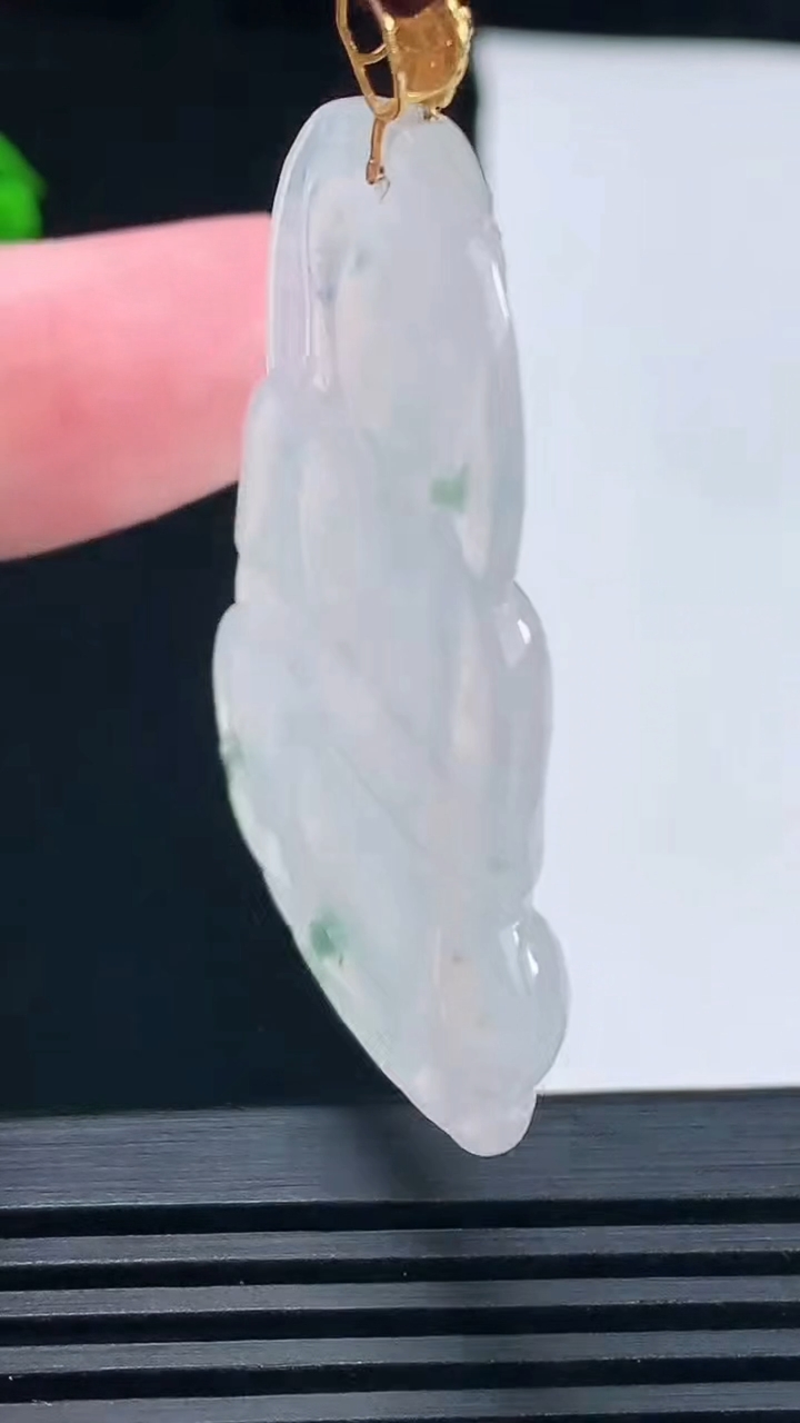 天然A货翡翠种飘花正装观音菩萨吊坠，尺寸45-32-4重量:10.98g
6月15日