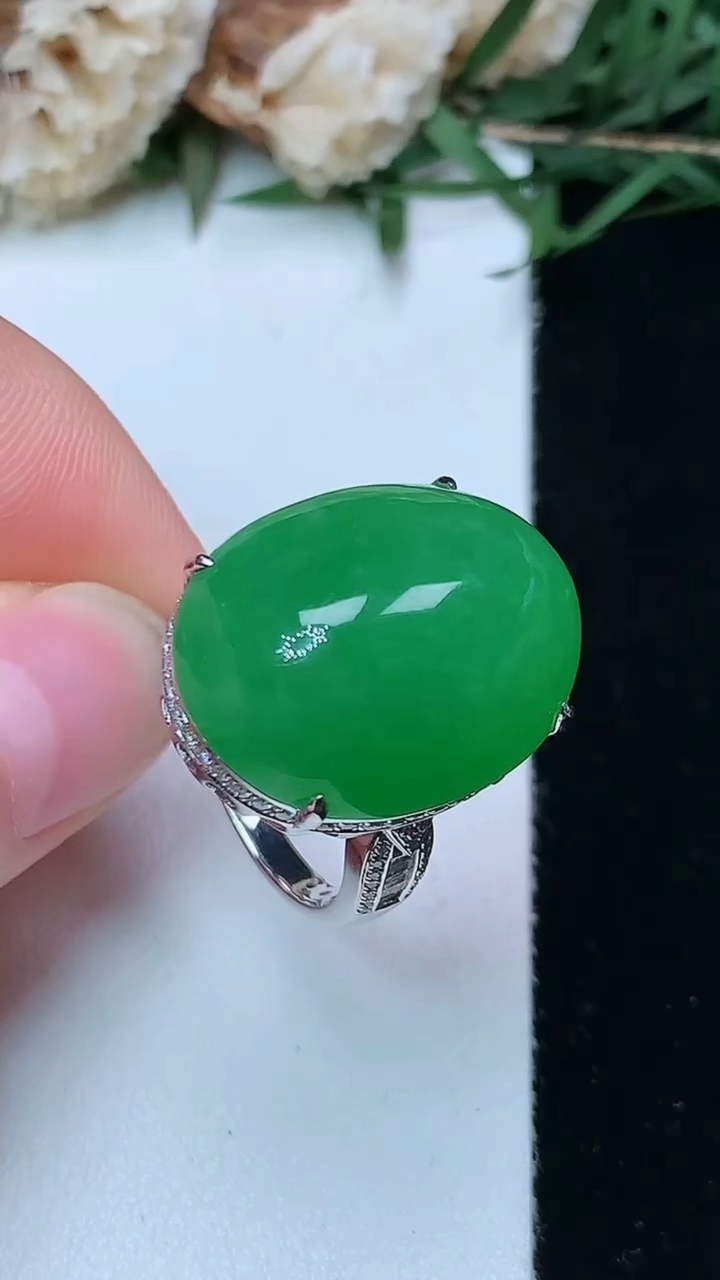 天然A货翡翠蛋面戒指，尺寸17.2-21-16.6，重量:10.89g2026年6月15日
工厂直销