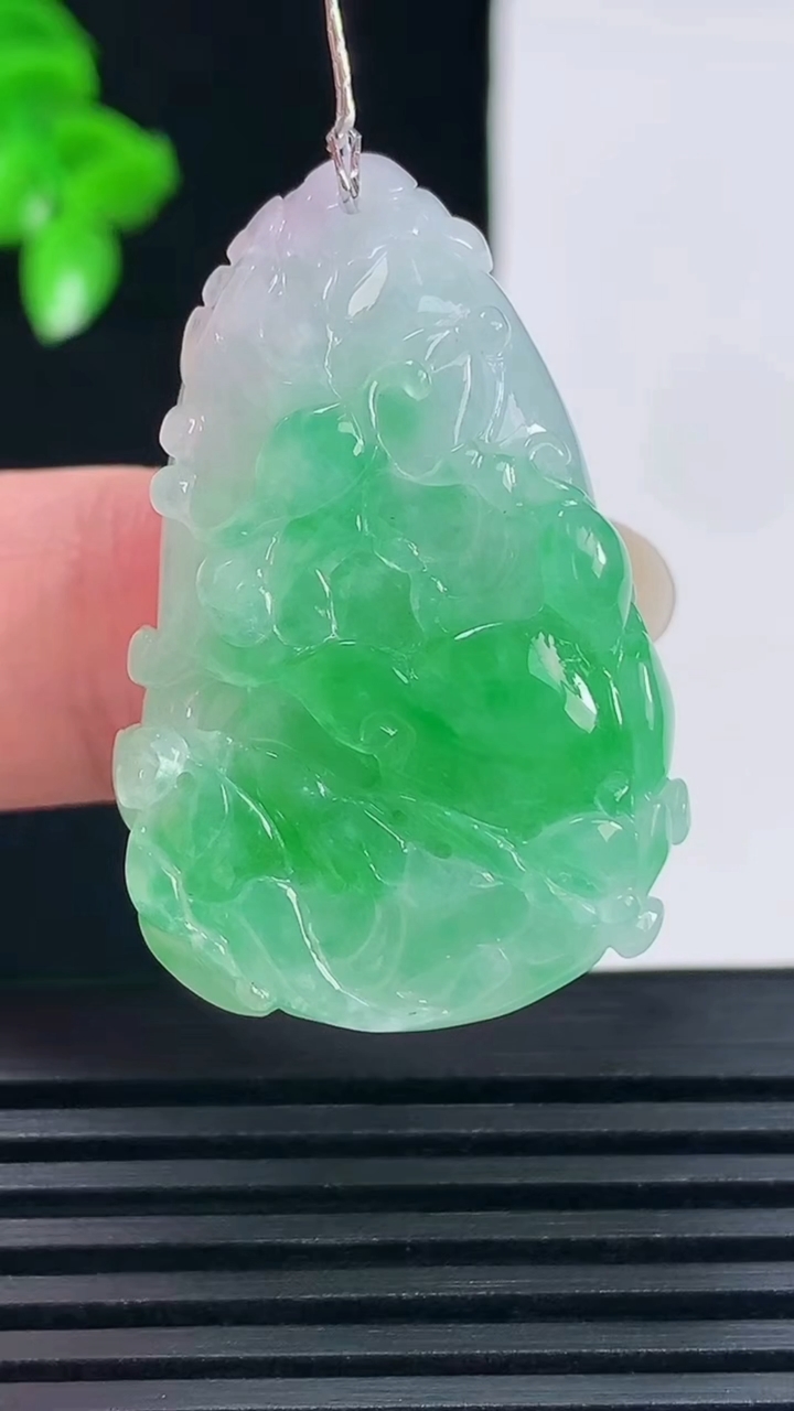 天然A货翡翠白菜吊坠，尺寸36.7-23.4-10.3重量:15.30g
6月15日