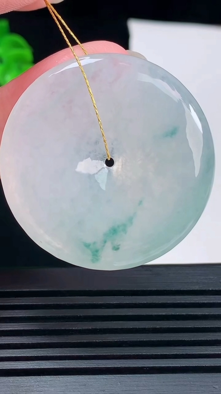 天然A货翡翠冰种飘花平安扣吊坠，尺寸37.5-5.8重量:17.98g
6月15日