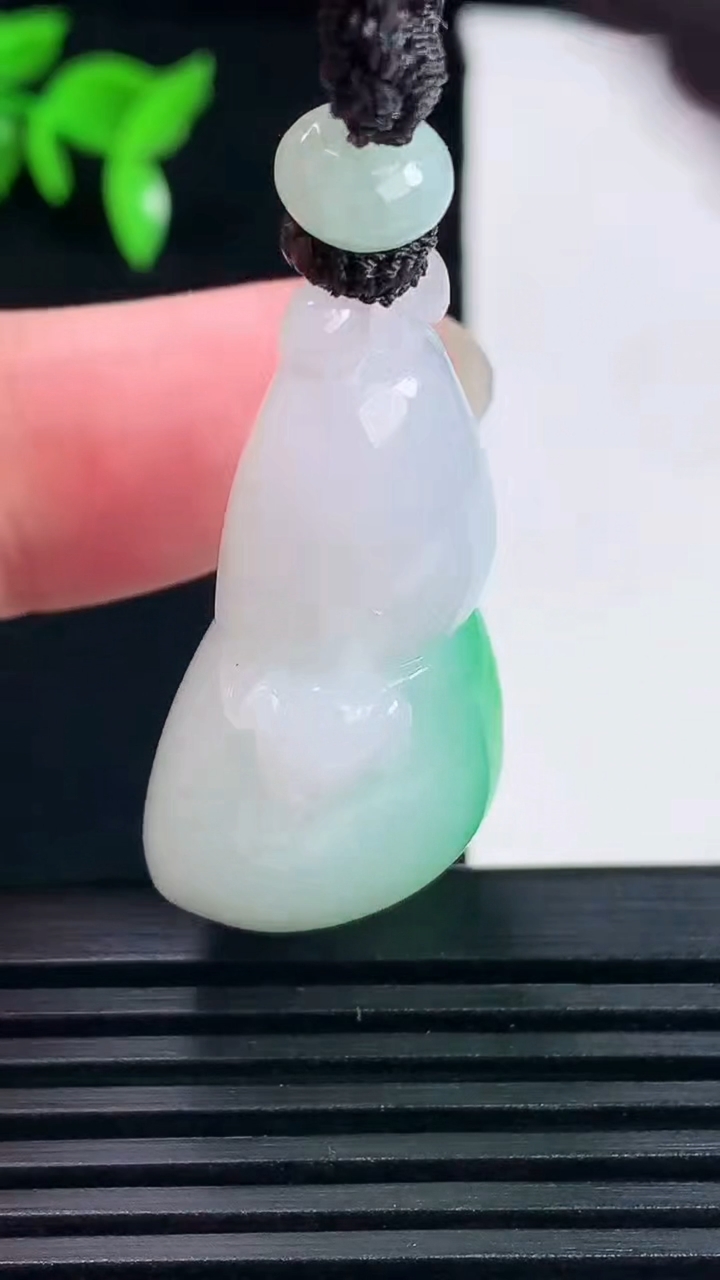 天然A货翡翠葫芦吊坠，尺寸35.2-22.6-15.3重量:22.26g
6月15日