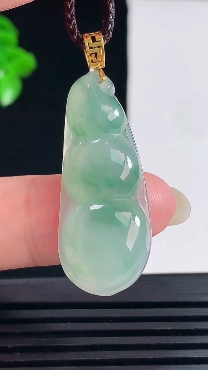 天然A货翡翠种飘花福豆吊坠，尺寸35.7-14.8-5.1重量:4.91g
6月15日