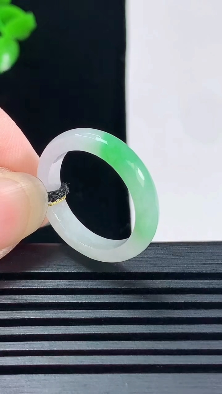天然A货翡翠玉指环 戒指，尺寸17-4.2-2.8 重量:2.32g2026年6月15日
工厂直销收