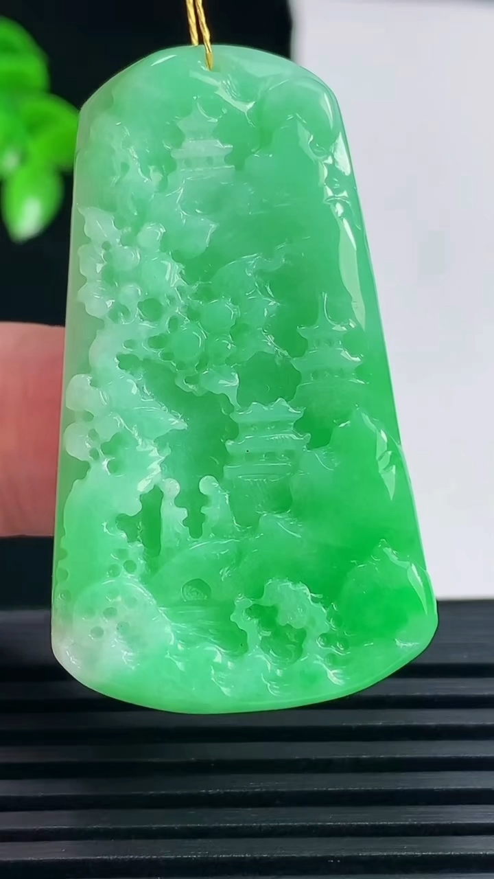 天然A货翡翠山水牌吊坠，尺寸45.2-26-6重量:16.24g
6月15日