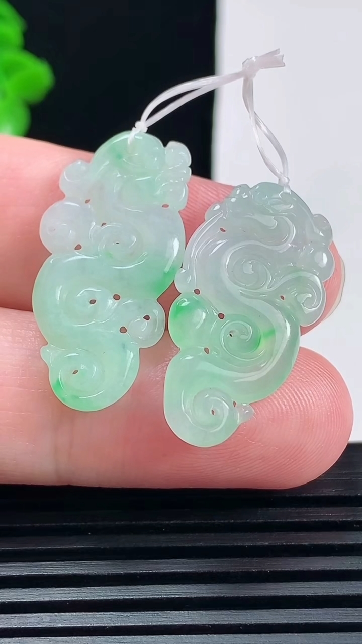 天然A货翡翠仿古龙牌吊坠 一对，尺寸27.6-14.6-3重量:4.26g
6月15日