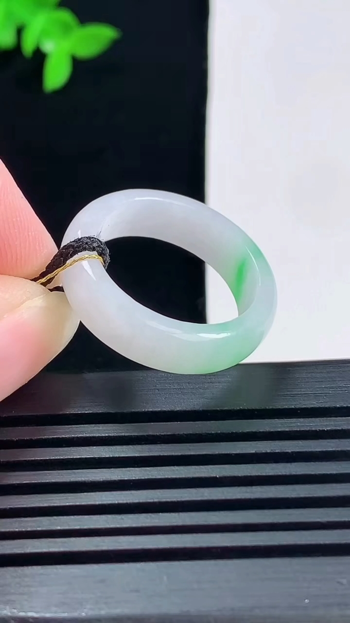 天然A货翡翠玉指环 戒指，尺寸19-6-3 重量:4.10g2026年6月15日
工厂直销收藏佳品,种好水足，色泽均匀，有种有色，上手高大气！