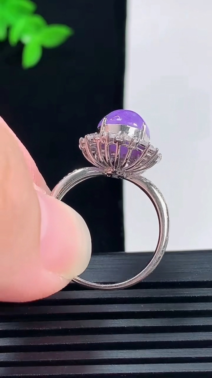 天然A货翡翠18k金紫罗兰蛋面戒指，尺寸17.6-11-8.5-11 重量:3.81g2026年6月15日
工厂直销收藏佳品,种好水足，色泽均匀，有种有色，上手高大气！