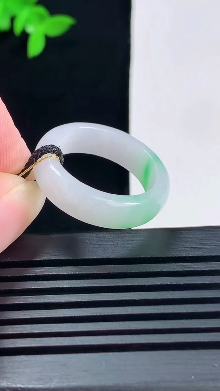 天然A货翡翠玉指环 戒指，尺寸19-6-3 重量:4.10g2026年6月15日
工厂直销收藏佳品,种好水足，色泽均匀，有种有色，上手高大气！