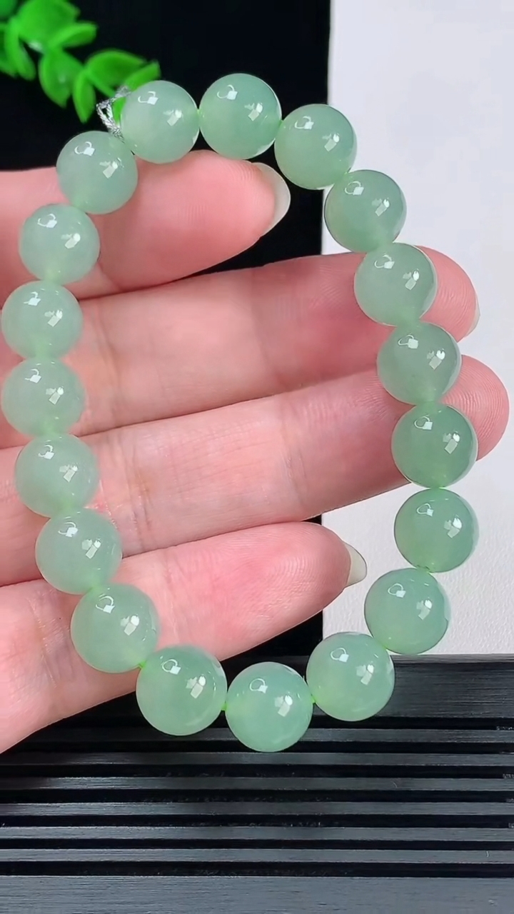 天然A货翡翠圆珠手串，尺寸9.5-19颗，重量:34.61g6月15日
工厂直销收藏佳品,种好水足，色泽均匀，有种有色，上手高大气！