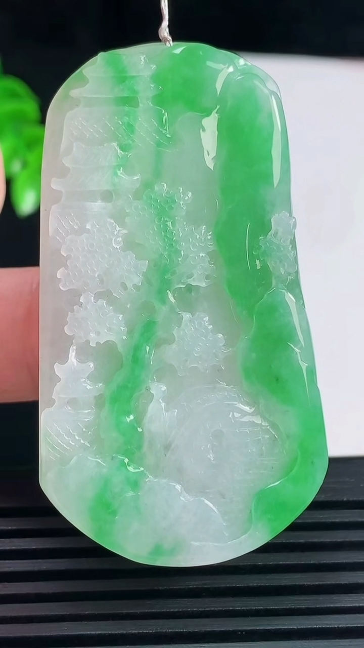 天然A货翡翠山水牌吊坠，尺寸56-31-4.7重量:19.37g
6月15日