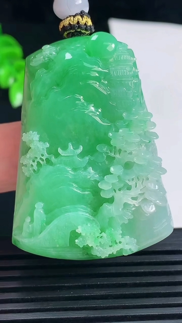 天然A货翡翠山水牌吊坠，尺寸47-34.7-12重量:43.48g
6月15日
