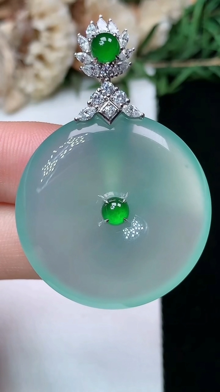 天然A货翡翠平安扣吊坠，尺寸29.5-5.5，重量:12.02g
6月15日