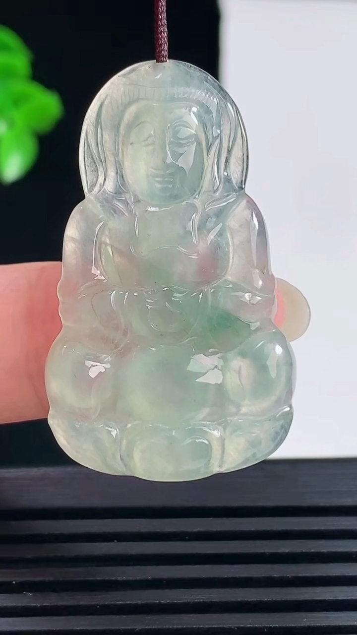 天然A货翡翠冰种飘花正装观音菩萨吊坠，尺寸39-23.2-4.3 重量:6.13g
6月15日