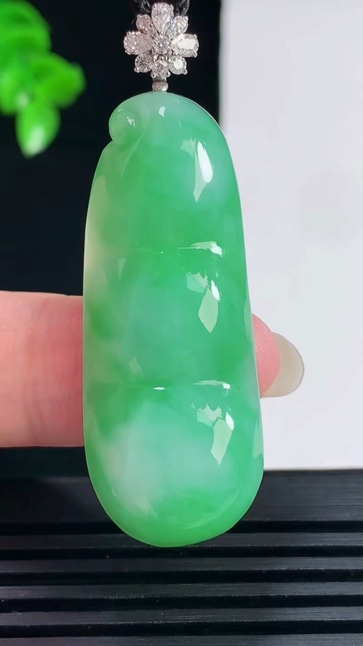天然A货翡翠福豆吊坠，尺寸42-16.7-7.3重量:10.10g
6月15日