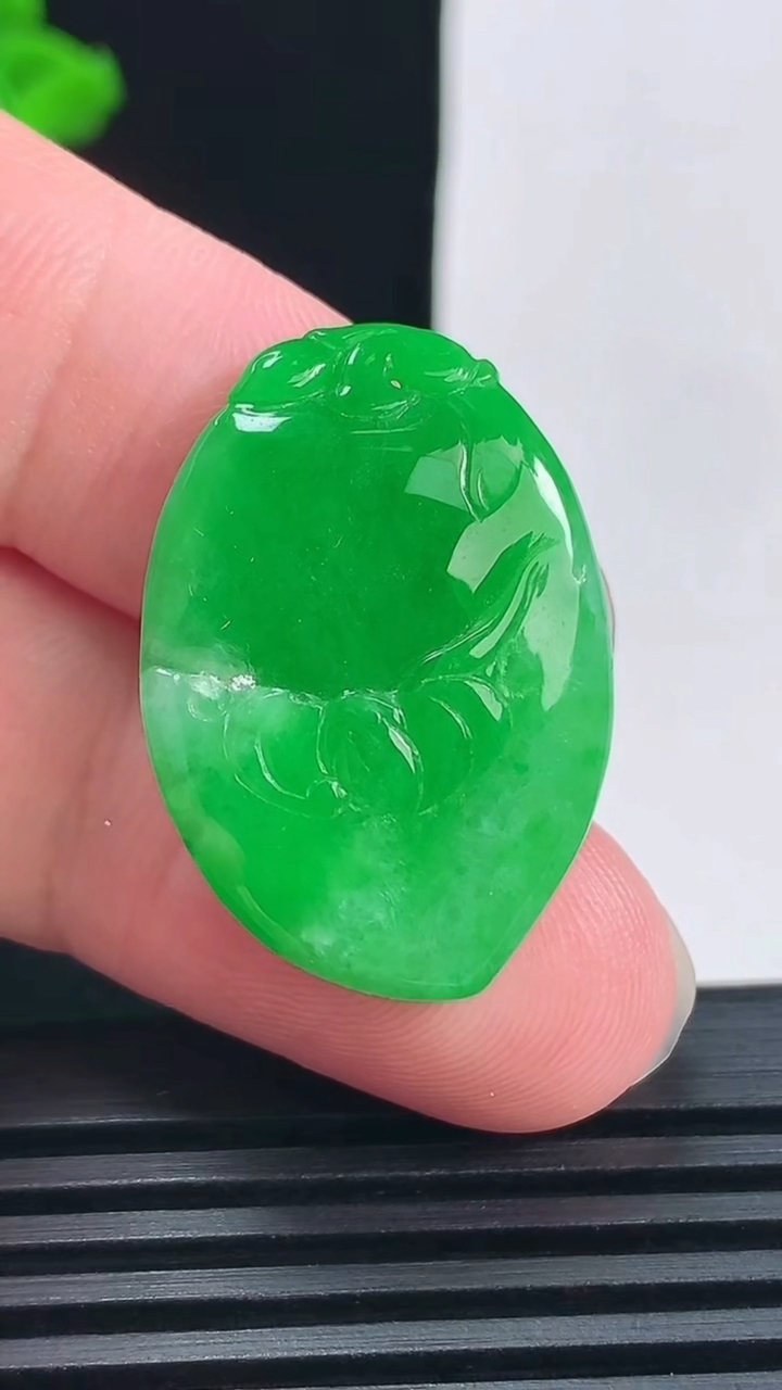 天然A货翡翠寿桃吊坠，尺寸29-20.2-5.6 重量:6.29g
6月15日