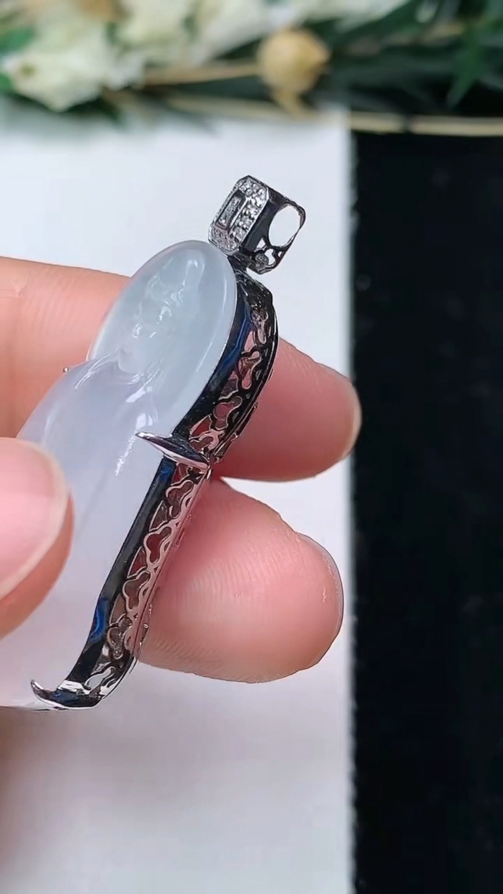 天然A货翡翠白冰素衣观音吊坠，尺寸32.4-17.5-9.5，重量:7.22g
6月16日