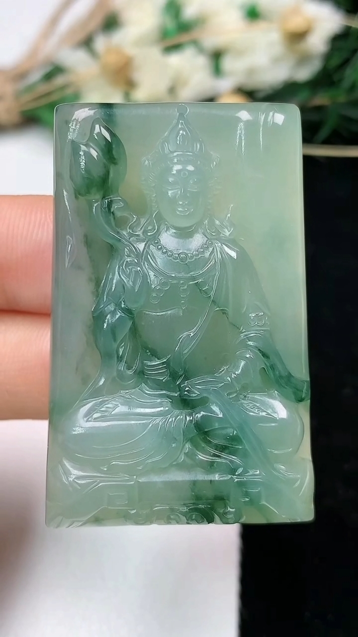 天然A货翡翠飘花大势至观音菩萨吊坠，尺寸44.7-28.7-8.3，重量:27.96g
6月16日
