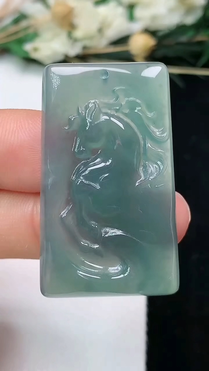 天然A货翡翠蓝水生肖马牌吊坠，尺寸36.8-22-4.2，重量:8.19g
6月16日