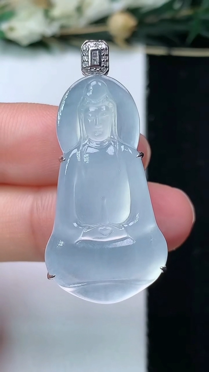 天然A货翡翠白冰素衣观音吊坠，尺寸32.4-17.5-9.5，重量:7.22g
6月16日