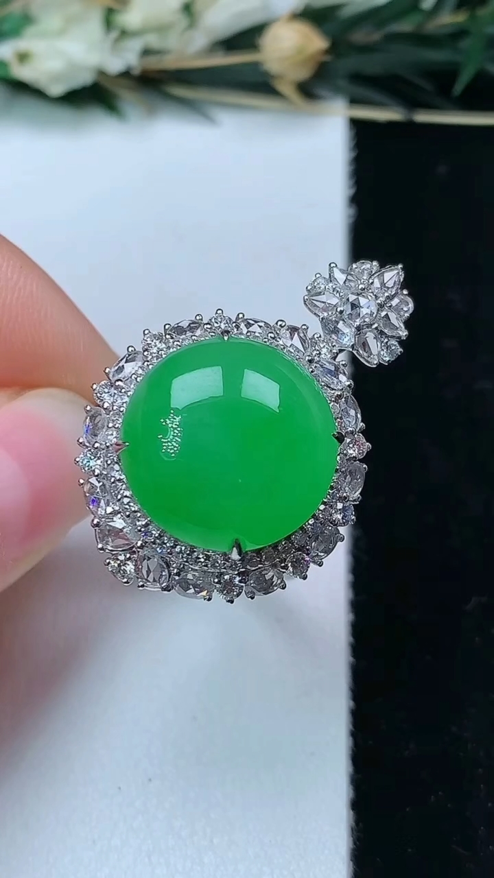 天然A货翡翠蛋面戒指 吊坠两用款，尺寸17.7-15，重量:11.40g2026年6月16日
工厂直