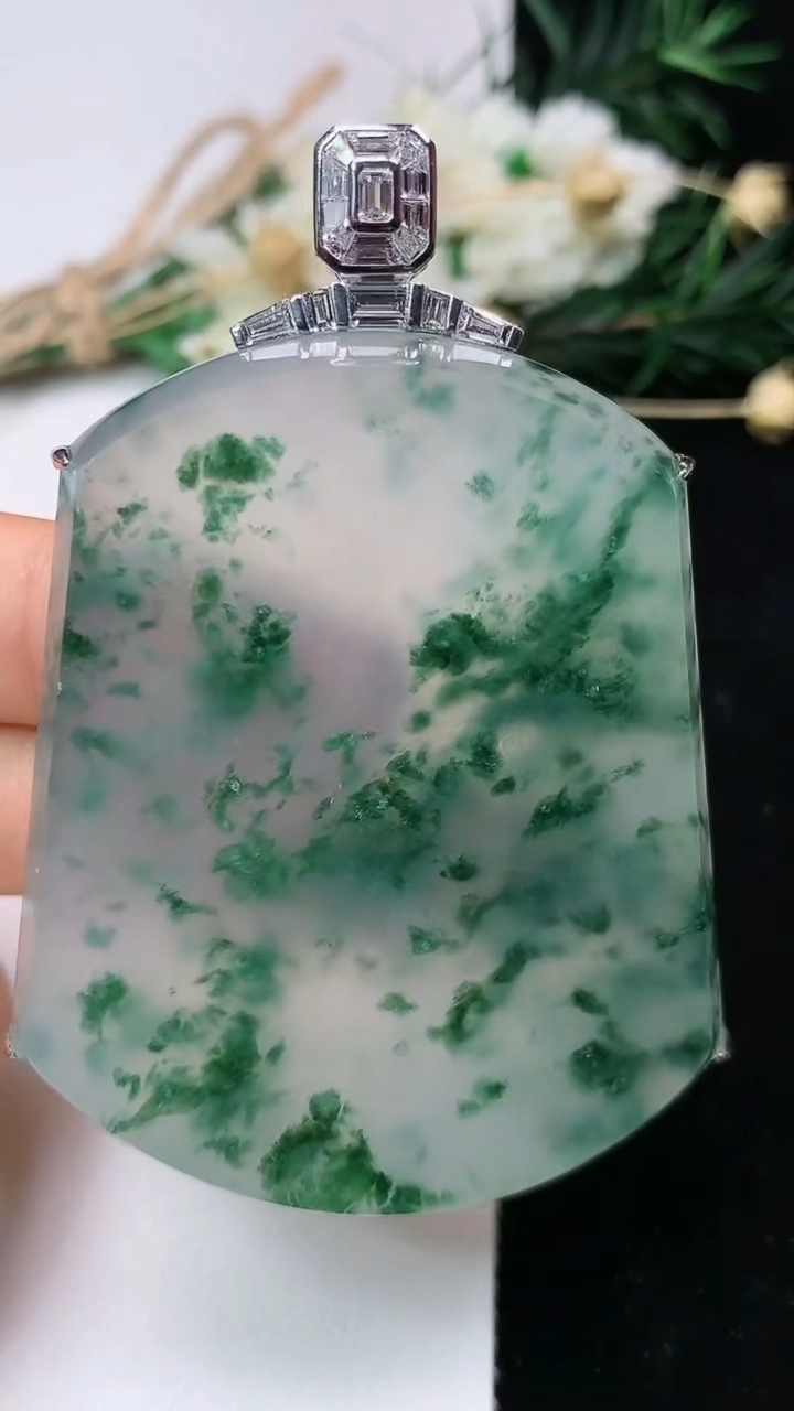 天然A货翡翠飘花无事牌吊坠，尺寸66.8，裸石54.7-44-8，重量:46.07g
6月16日
