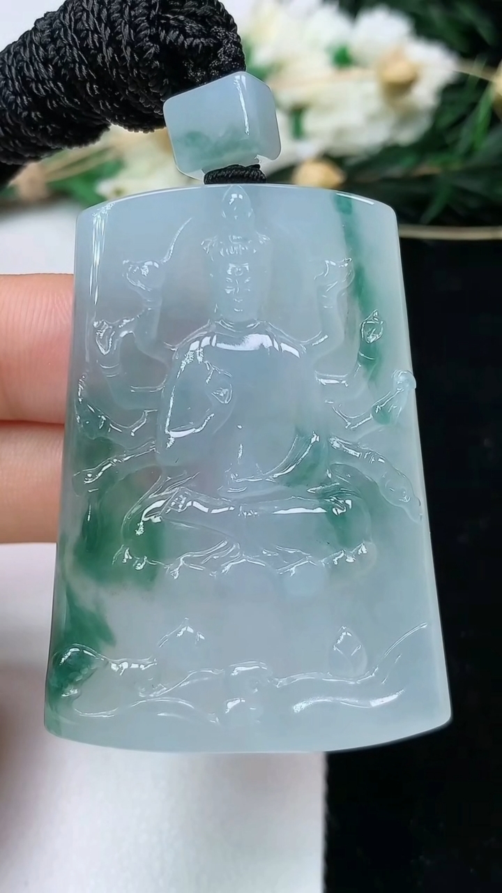 天然A货翡翠飘花千手观音吊坠，尺寸48-35-6.2，重量:30.02g
6月16日