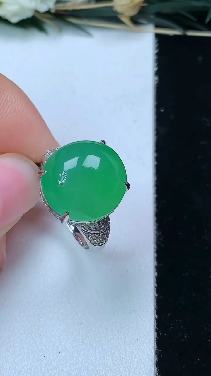 天然A货翡翠蛋面戒指，尺寸17.3-13.9-13.2，重量:6.22g2026年6月16日
工厂直销收藏佳品,种好水足，色泽均匀，有种有色，上手高大气！