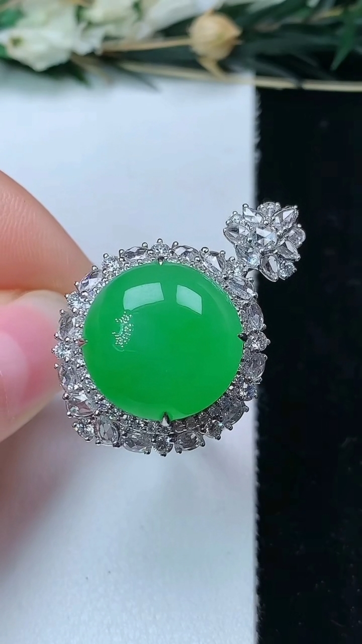 天然A货翡翠蛋面戒指 吊坠两用款，尺寸17.7-15，重量:11.40g2026年6月16日
工厂直