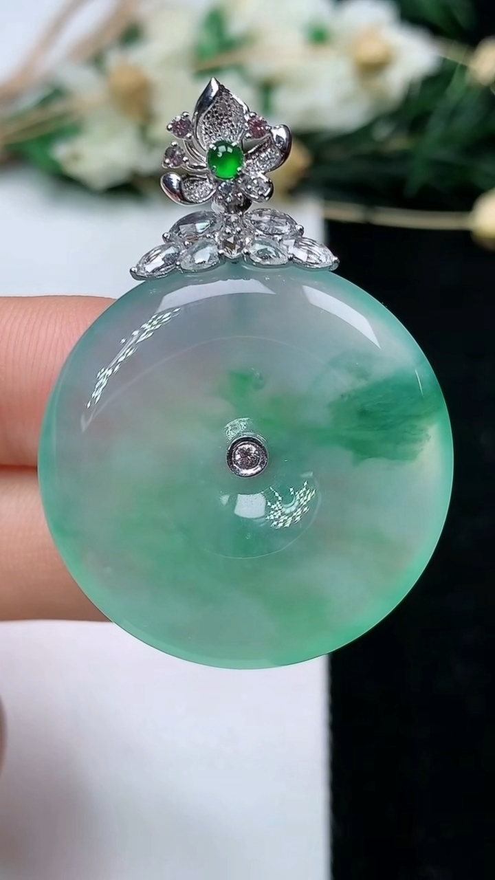 天然A货翡翠平安扣吊坠，尺寸29-5.7，重量:11.68g
6月16日