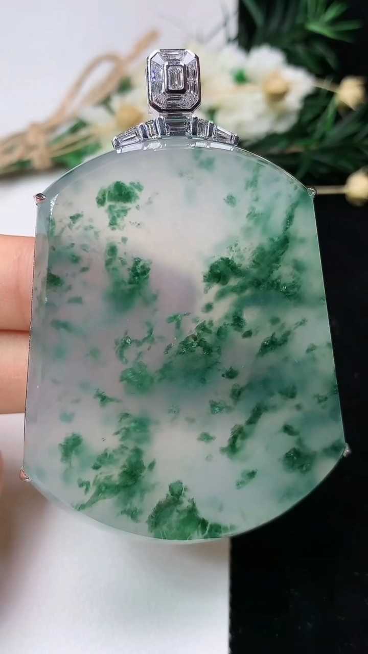 天然A货翡翠飘花无事牌吊坠，尺寸66.8，裸石54.7-44-8，重量:46.07g
6月16日