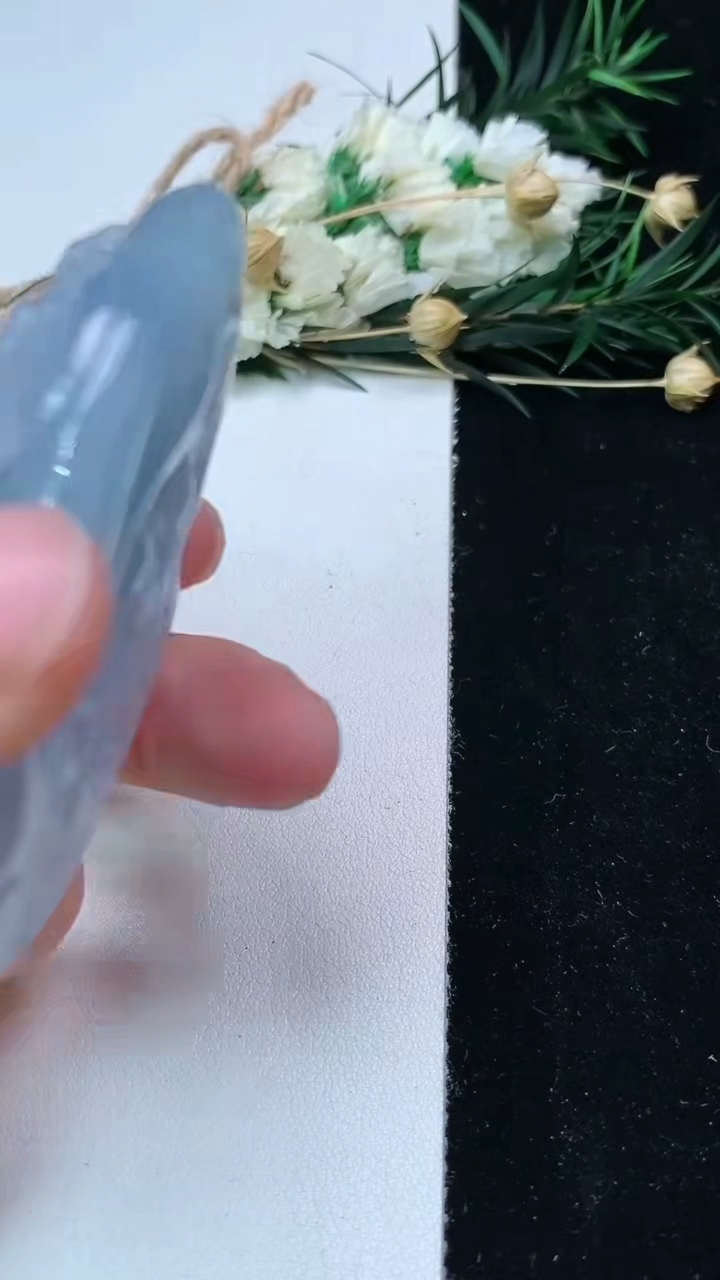 天然A货翡翠紫罗兰 飘花观音菩萨吊坠，尺寸57.8-41.7-12，重量:50.90g
6月16日