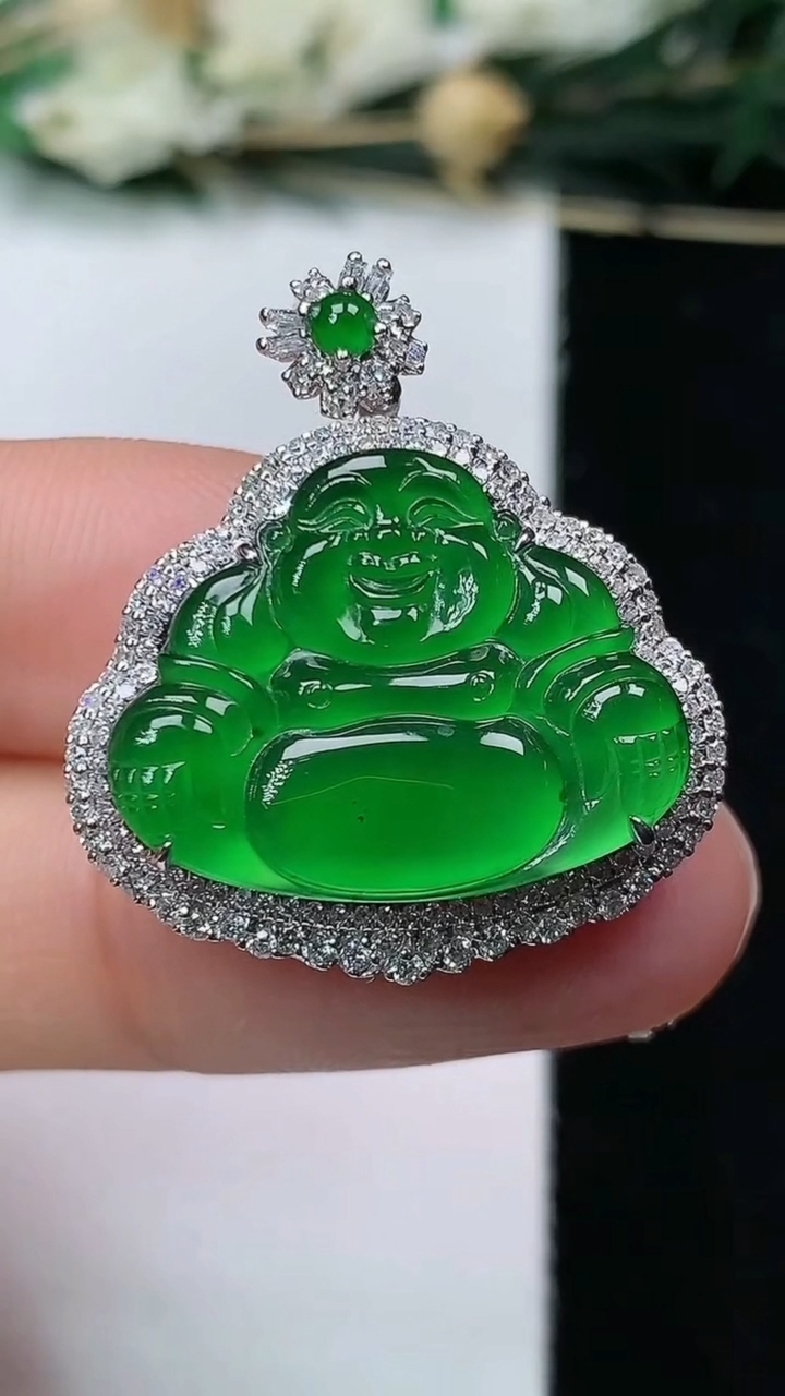 天然A货翡翠佛公吊坠，尺寸27.6-24.6-9.2，裸石16.2-20.8，重量:7.00g
6月