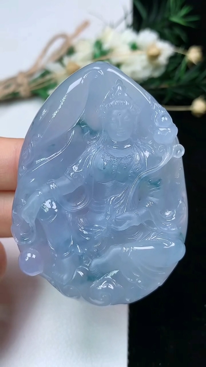 天然A货翡翠紫罗兰 飘花观音菩萨吊坠，尺寸57.8-41.7-12，重量:50.90g
6月16日