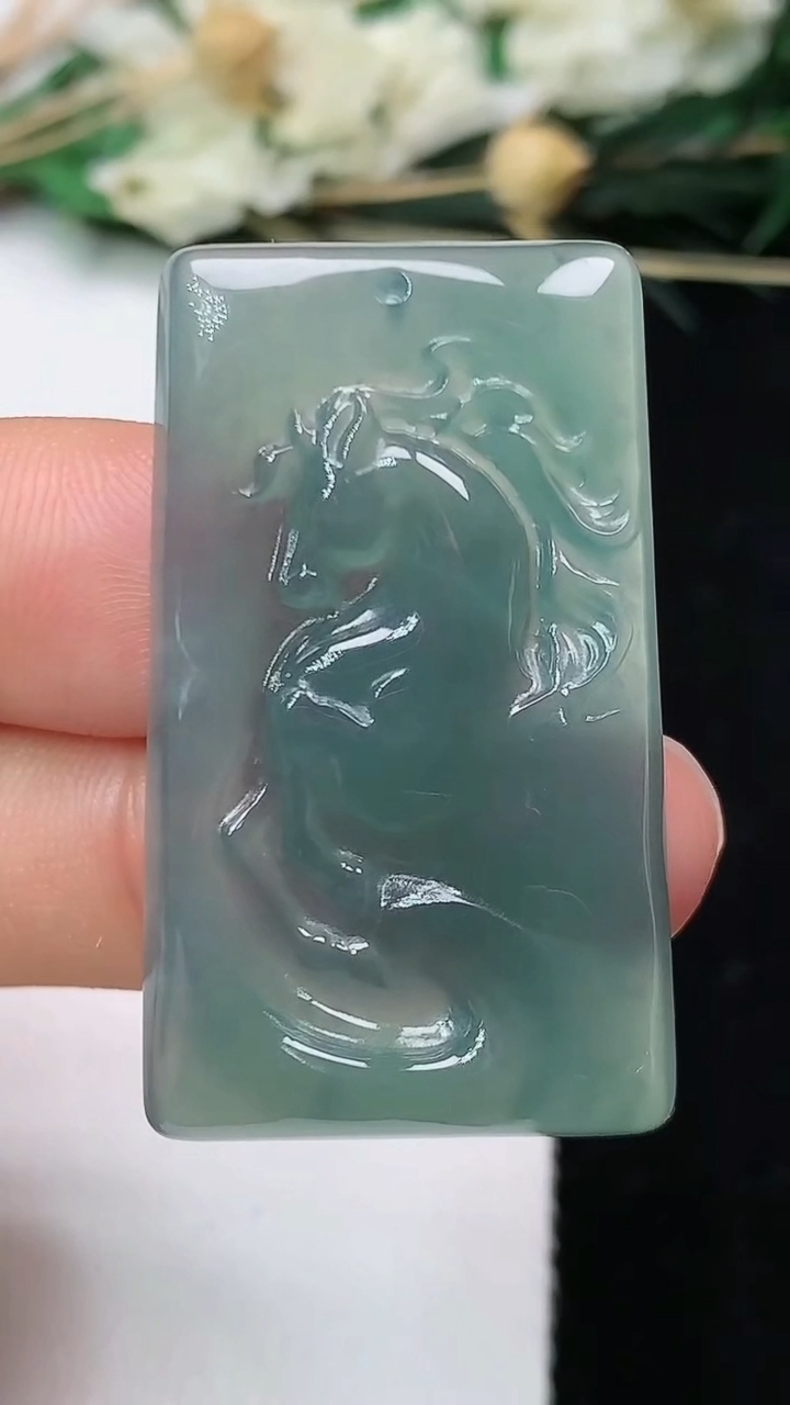 天然A货翡翠蓝水生肖马牌吊坠，尺寸36.8-22-4.2，重量:8.19g
6月16日